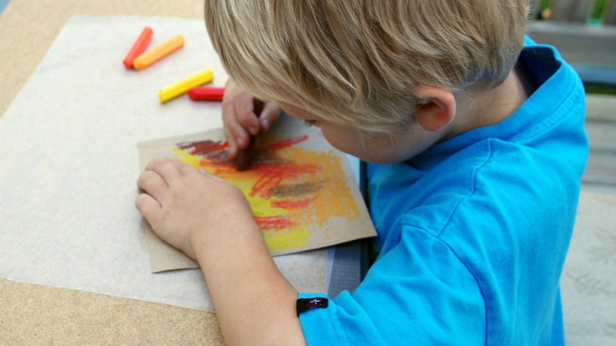 Kind maakt tekening